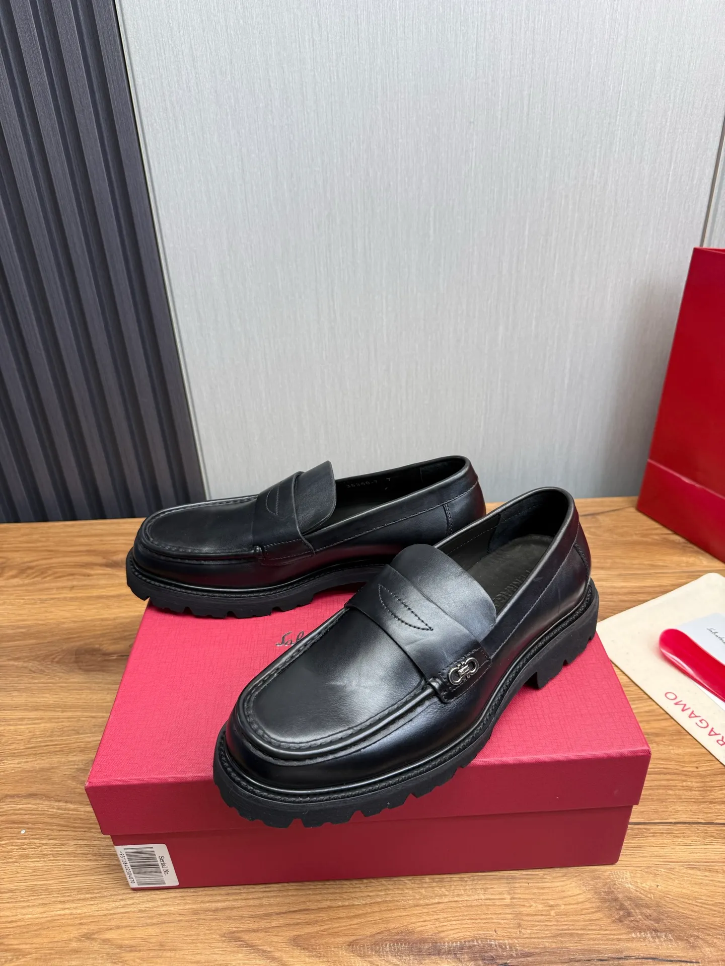 Men's shoes 💰880💰 Ferragamo. [Ferragamo] Men's Loaf leather shoes, the latest hot style, 1:1 original purchase quality, top quality, imported open-edge beaded cowhide leather on the upper, hand-made three-dimensional stitching highlights the round toe design, the inner feet are made of imported cowhide, with original wear-resistant rubber outsole, matching code 39-44, (38, 45 custom-made, non-refundable)